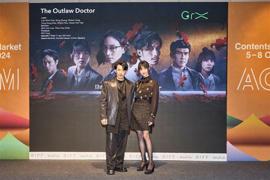 連炳發（左）、張鈞𡩋出席犯罪劇情影集《The Outlaw Doctor 化外之醫》國際發布會。（圖／瀚草文創提供）