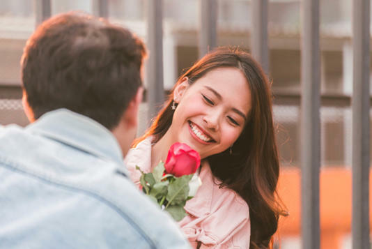 一名女網友分享男友家境好，但薪水只有4萬被媽媽嫌棄。（示意圖：shutterstock／達志）