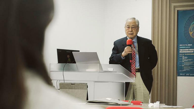 氣象權威李富城90歲挑戰碩士學位，世新大學見證終身學習能量。（世新大學提供）