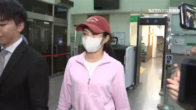 家寧先前遭檢方傳喚時,遇到媒體躲進女廁 家寧先前遭檢方傳喚時,遇到媒體躲進女廁