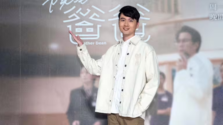 張捷被醫生手把手教學執刀手法。(圖/大愛提供) 張捷被醫生手把手教學執刀手法。(圖/大愛提供)