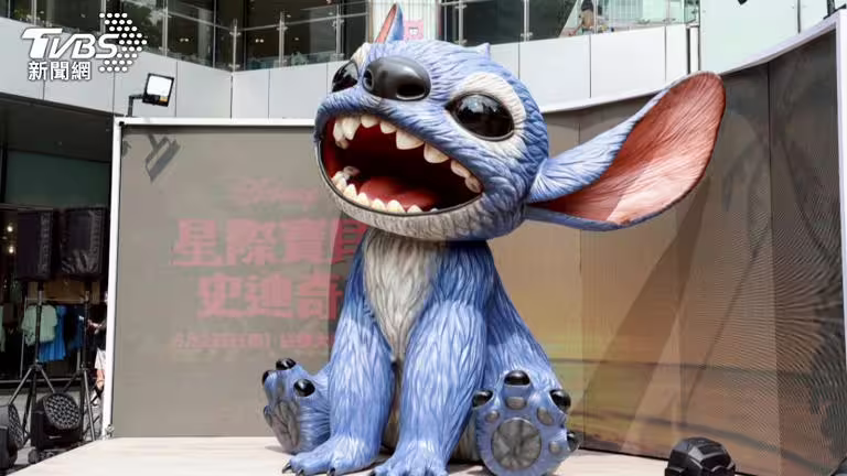 史迪奇巨型雕像在信義區微風松高廣場展出。(圖/趙世平攝) 史迪奇巨型雕像在信義區微風松高廣場展出。(圖/趙世平攝)