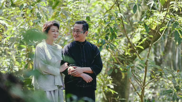 湯志偉與葛蕾演繹40年後熟齡夫妻。(圖/偉大文化提供) 湯志偉與葛蕾演繹40年後熟齡夫妻。(圖/偉大文化提供)