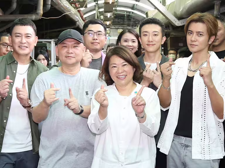輕喜劇電影《我的網紅女兒》近日於嘉義市開鏡拍攝,知名演員王識賢、羅志祥等參與演出。(圖:嘉義市政府提供) 輕喜劇電影《我的網紅女兒》近日於嘉義市開鏡拍攝,知名演員王識賢、羅志祥等參與演出。(圖:嘉義市政府提供)