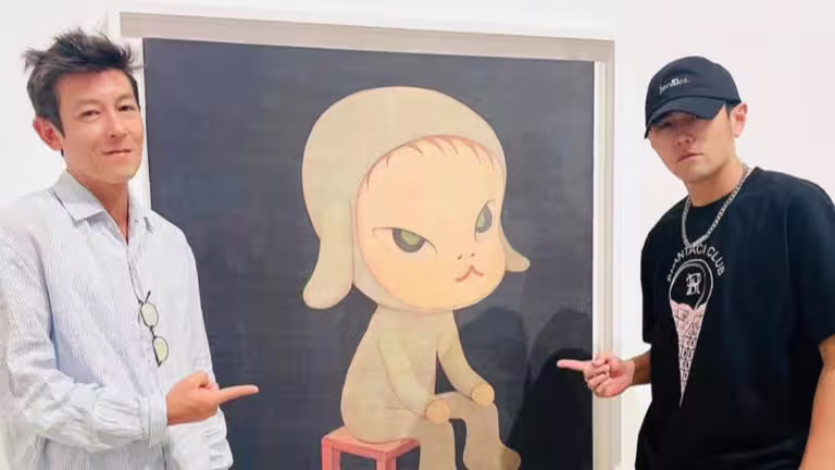周董和陳冠希欣賞奈良美智的作品。(圖/翻攝自周杰倫IG) 周董和陳冠希欣賞奈良美智的作品。(圖/翻攝自周杰倫IG)