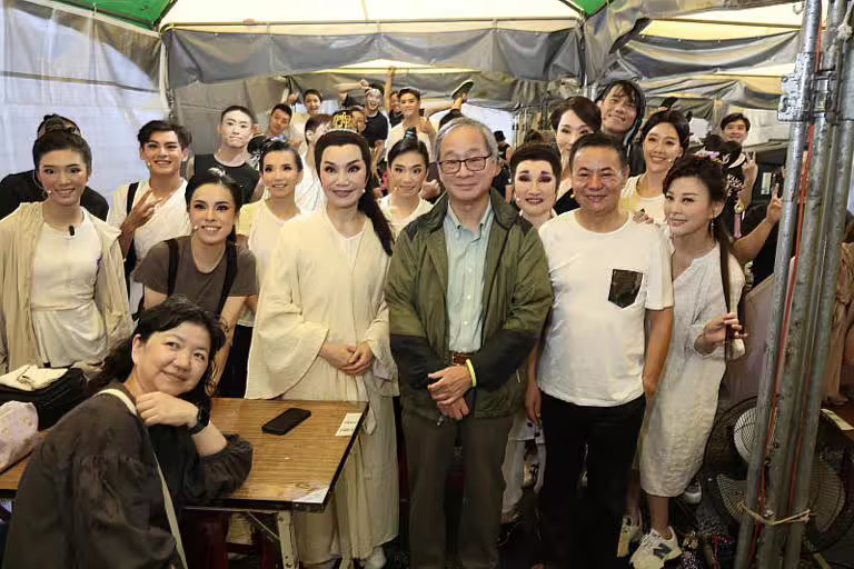 2025文化部「文化平權巡演-庄頭劇場 藝日限定」由唐美雲歌仔戲團打頭陣,文化部長李遠(綠衣者)在開演前至後台向團隊致意。 2025文化部「文化平權巡演-庄頭劇場 藝日限定」由唐美雲歌仔戲團打頭陣,文化部長李遠(綠衣者)在開演前至後台向團隊致意。