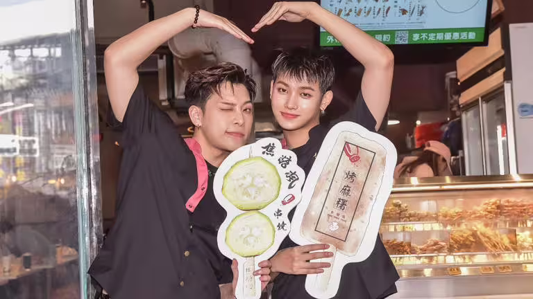 洪暐（左）、李定擔任一日店長。（圖／焦糖楓提供）
