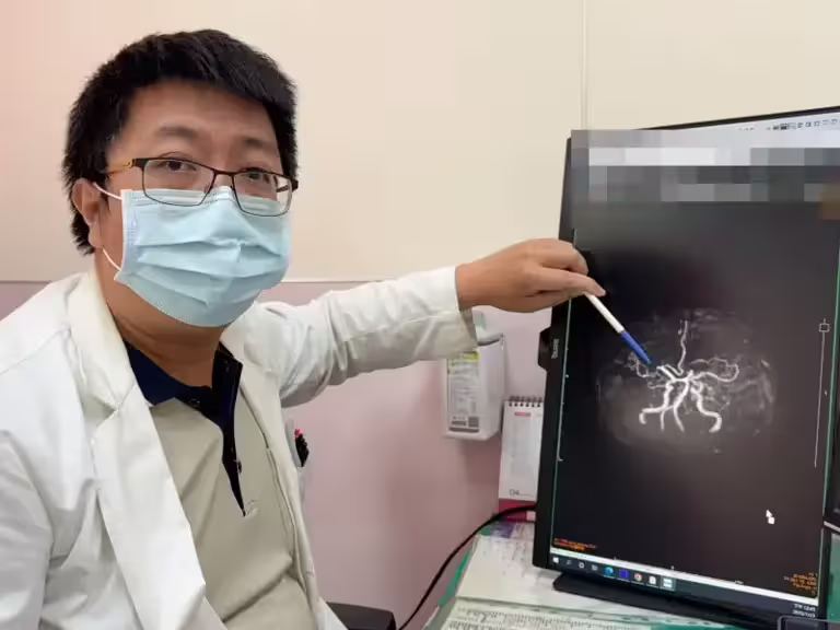 ▲大甲李綜合醫院神經內科醫師張峻誠說,患者右中大腦動脈有阻塞著徵象(圖/醫院提供2025.7.25) ▲大甲李綜合醫院神經內科醫師張峻誠說,患者右中大腦動脈有阻塞著徵象(圖/醫院提供2025.7.25)