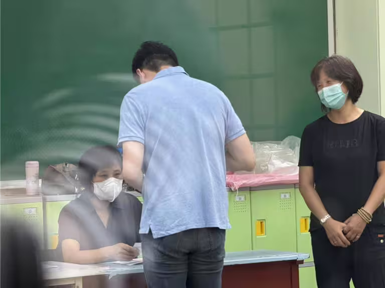 台中四選區國民黨立委廖偉翔26日上午9時多，與其母、市議員黃馨慧前往協和國小投票，笑稱「昨天睡得很好，因為太累了」。（潘虹恩攝）