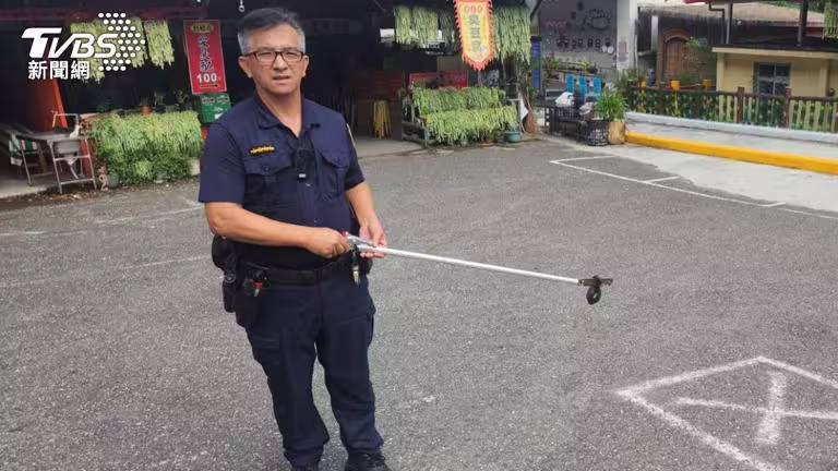 警方獲報立即前往現場協助捕捉眼鏡蛇。(圖/TVBS) 警方獲報立即前往現場協助捕捉眼鏡蛇。(圖/TVBS)