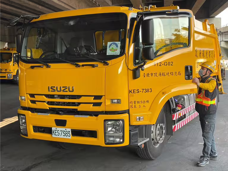 台北市環保局委託北市就服處辦理「2025年儲備駕駛甄試」,預計錄取60名清潔隊儲備駕駛。(環保局提供) 台北市環保局委託北市就服處辦理「2025年儲備駕駛甄試」,預計錄取60名清潔隊儲備駕駛。(環保局提供)