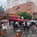 日本高中妹畢旅來台「整團拜1廟」　網佩服：祂也接海外業務