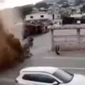 自來水管突爆裂！馬路炸出噴泉　傷亡情況曝