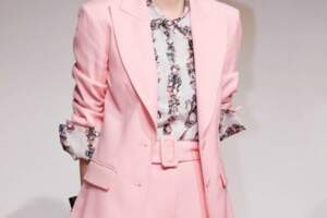 海清這狀態70后里罕見，穿粉色西服套裝減齡又知性，清爽溫柔
