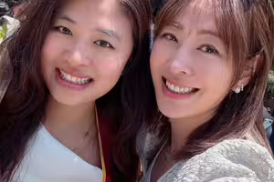 賈永婕哭了！赴美參加畢業典禮 女兒逆天長腿合照被讚像姊妹