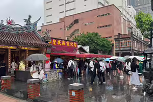 日本高中妹畢旅來台「整團拜1廟」 網佩服:祂也接海外業務 日本高中妹畢旅來台「整團拜1廟」 網佩服:祂也接海外業務
