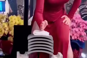 岳母在婚禮上堅持「表演徒手劈磚」　「新郎看完反應」笑翻全場