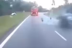 疑超車未遂！30歲騎士撞車被拋飛
