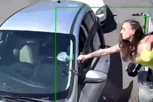 男客嫌貴用咖啡潑臉　超辣女店長鐵槌砸車反擊