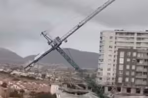 建案起重機倒塌 吊臂劈毀對街房 建案起重機倒塌 吊臂劈毀對街房