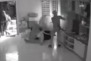 搶匪闖屋持刀搶劫　一腳踹飛8旬獨居老婦