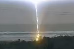 雨天海邊散步被雷劈 他目睹女伴倒地救不回 雨天海邊散步被雷劈 他目睹女伴倒地救不回