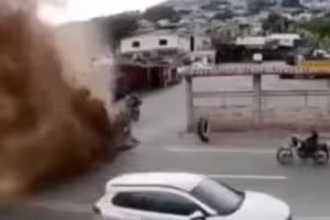 自來水管突爆裂！馬路炸出噴泉　傷亡情況曝
