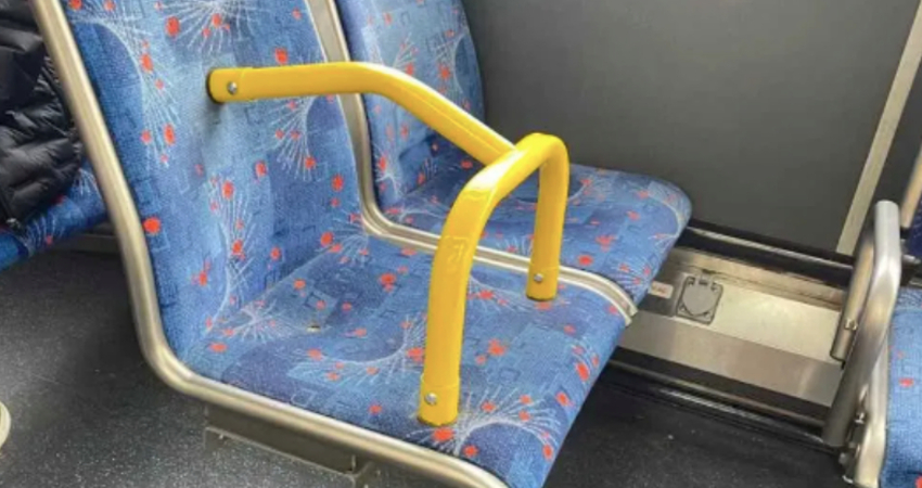 公車座位「扶手位置超怪」從哪邊坐？知情人解答…網全想錯了