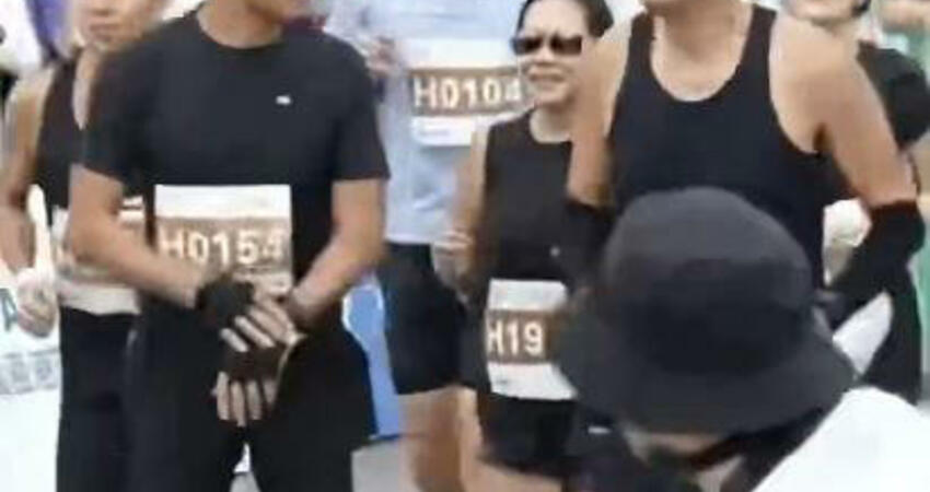 69歲周潤發超勇！一頭銀髮挑戰10k馬拉松 粉絲感慨：一代巨星都老了