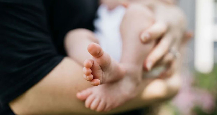 夫妻吵架　新手爸「手滑」拋飛6月大女兒！孩墜窗外慘死