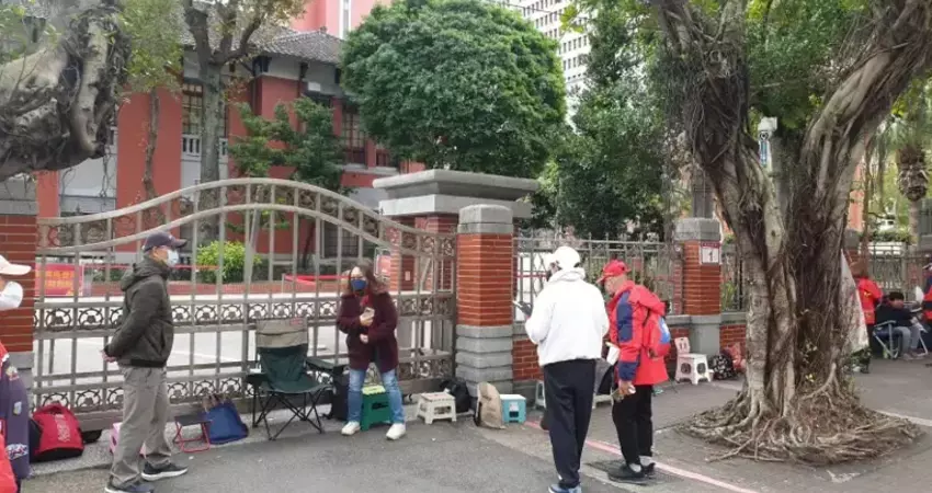 韓國瑜今親送限量春聯 鐵粉徹夜排隊