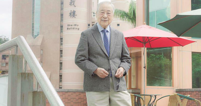 高齡90歲氣象主播李富城重拾書本 選擇世新大學碩專班助力實現學術夢
