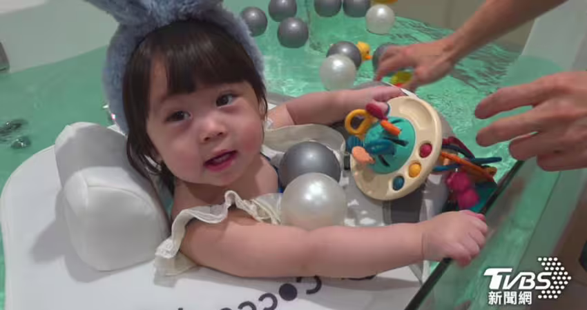 享受媽媽身分 熊熊曝1歲萌女「圍巾式撒嬌」把媽媽推開黏爸