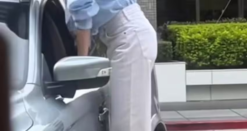 楊謹華踩上車子伸頭激吻 「送尪出差」畫面閃瞎：遇到對的人