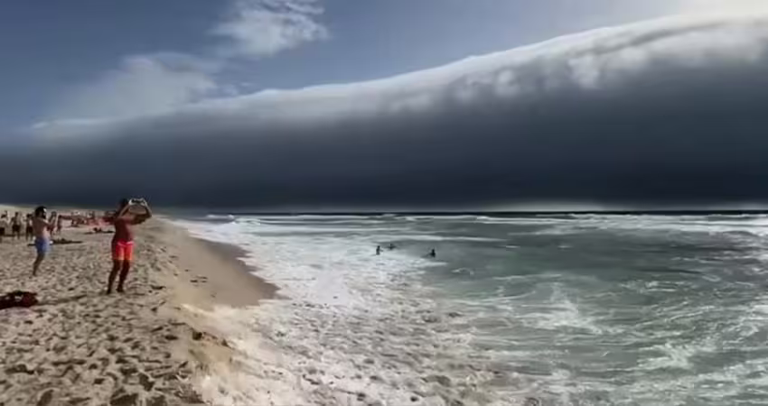 影／要出大事了？「海嘯雲」遮黑半邊天　泳客目睹嚇逃