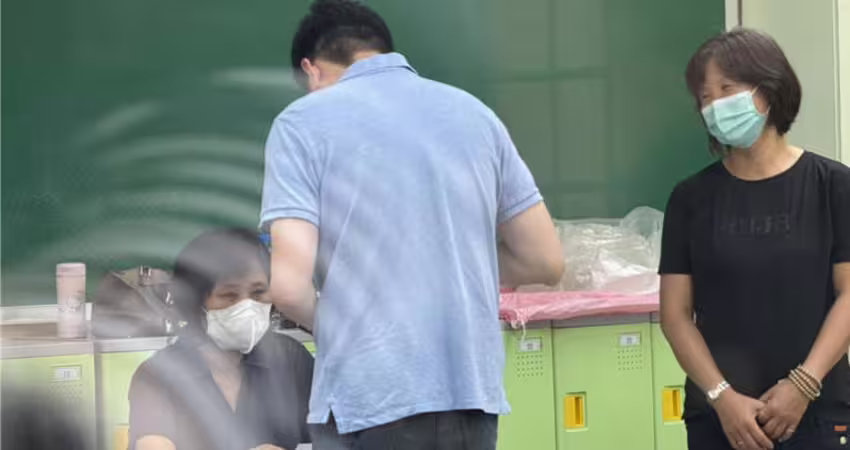 726大罷免》廖偉翔偕母雨天投票 笑稱這原因「睡得很好」