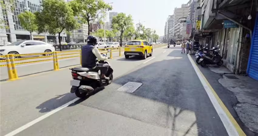 不讓三寶任意穿越馬路 基隆加裝「彈性護欄」阻違規