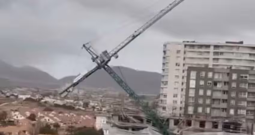 建案起重機倒塌　吊臂劈毀對街房