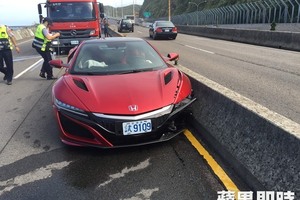 【撞車動畫】本田超跑NSX全球首撞在石門　駕駛：都是蜜蜂惹的禍