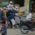 驚呆!巴基斯坦男子帶10個小孩共乘一輛摩托車
