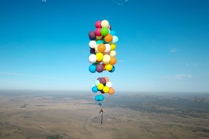 牛人用氣球綁椅子把自己發射到數千米高空