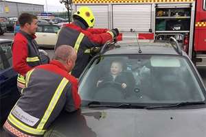 男童把自己鎖在車內嚇壞母親消防員拯救時他的反應...