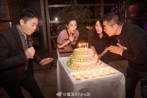 章澤天24歲生日劉強東送兩米高的玫瑰花熊