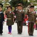 北韓小學生超命苦！應該開心的「校外教學」居然是去「這地方」...讓人傻眼！ 