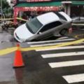 大雨道路遭掏空駕駛閃避不及栽了！