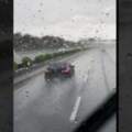 高速公路上下大雨打雙黃燈錯了嗎？大車駕駛「到底哪家駕訓班教的」言論被網友砲轟