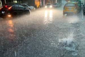 【暴雨襲擊3車受困】韓國瑜更改行程　坐鎮防災應變中心