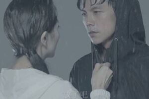 驚呆！阿翔夫妻合體拍廣告　Grace「真幫他遮雨了」