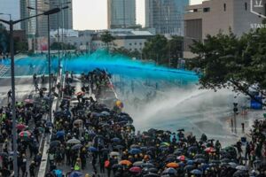 港人遊行變包圍政府總部還擲汽油彈 警水炮車強力驅散示威者