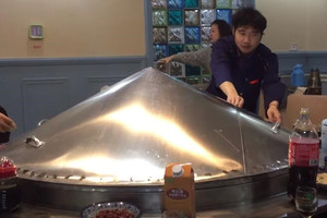 現實版「中華一番」原來就在這裡，當服務生將鍋蓋揭開的時候所有人都忍不住Wow！